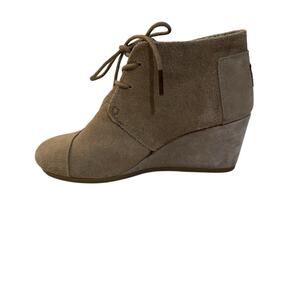 TOM’S 8 wide Suede Lace-Up Wedge Booties Taupe Ankle Boots Casual Comfort